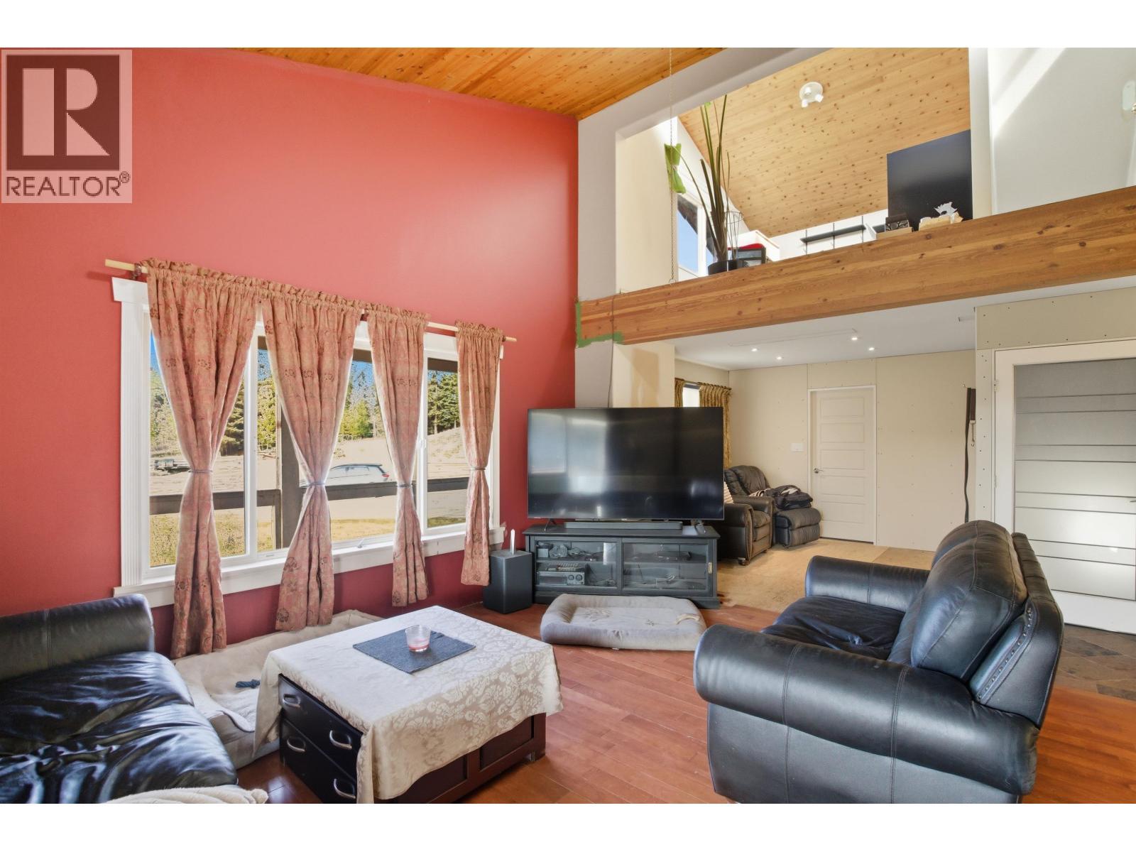 6391 Houseman Road, 100 Mile House, BC - Indoor Photo Showing Living Room