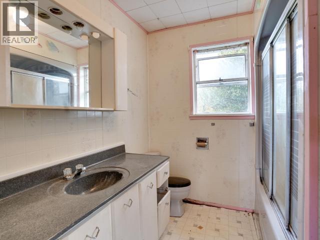 5358 Earl Street, Texada Island, BC - Indoor Photo Showing Kitchen