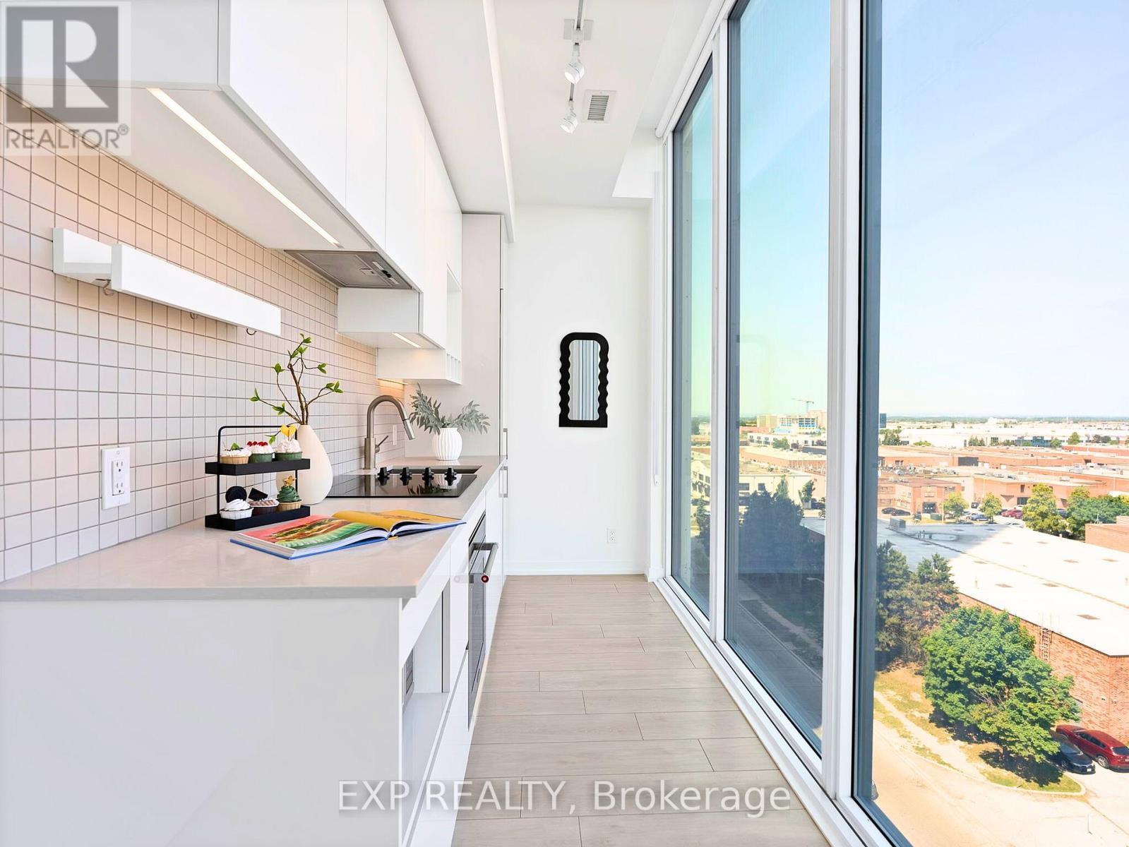 Unit 811 - 950 Portage Parkway, Vaughan, ON - Indoor Photo Showing Kitchen