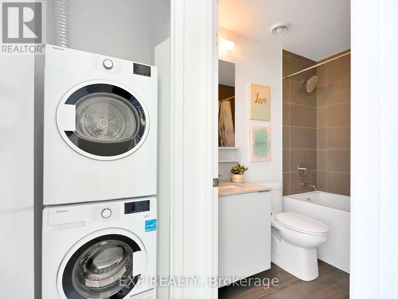 Unit 811 - 950 Portage Parkway, Vaughan, ON - Indoor Photo Showing Laundry Room