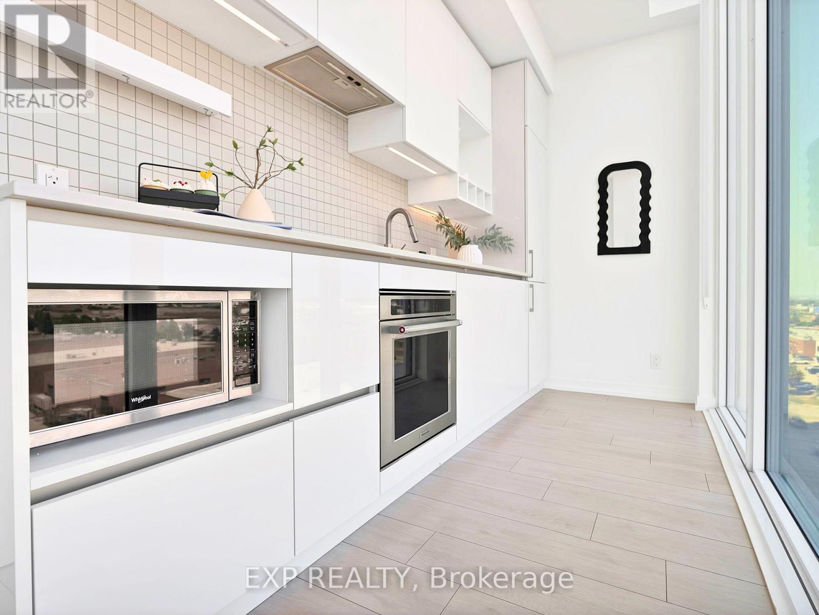 Unit 811 - 950 Portage Parkway, Vaughan, ON - Indoor Photo Showing Kitchen