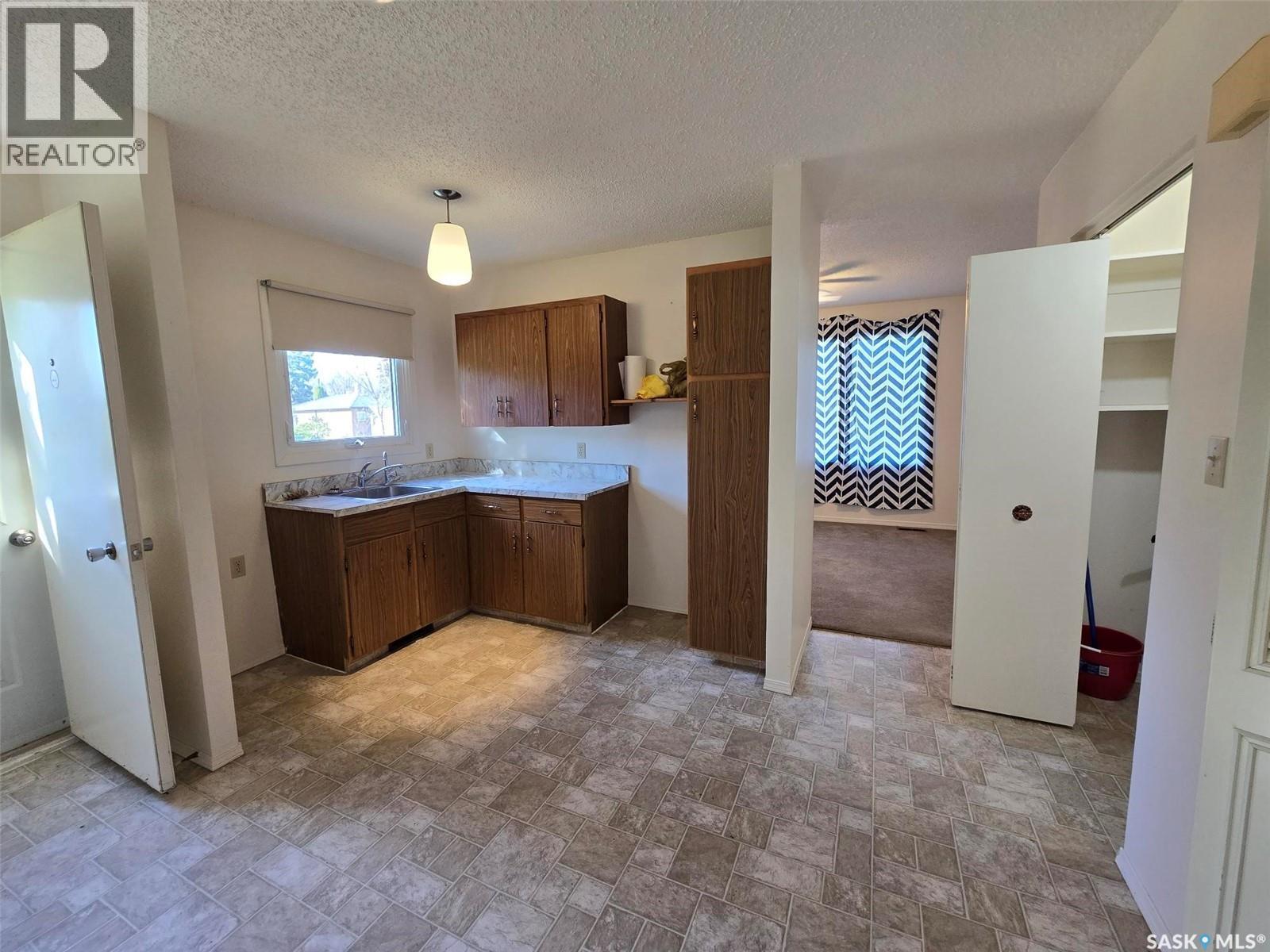 413 - 415 Calgary Street, Broadview, SK - Indoor Photo Showing Kitchen