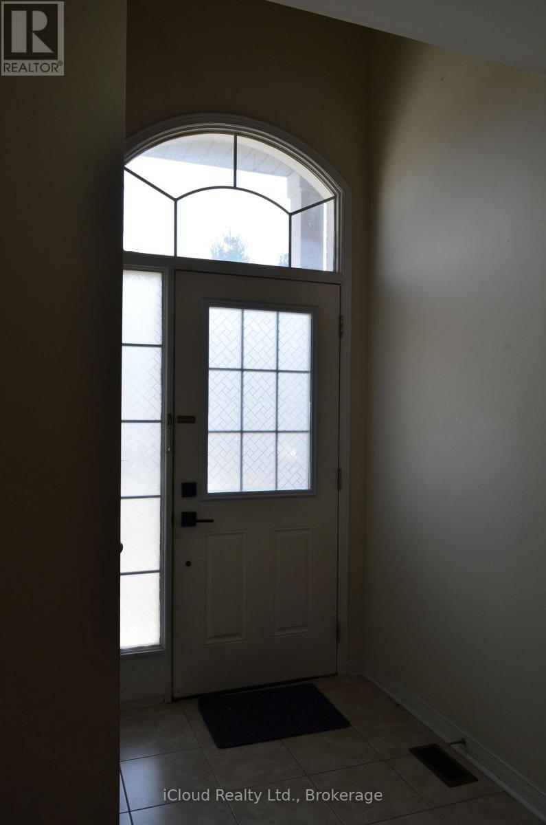 Main/Up - 319 Aspendale Crescent, Mississauga, ON - Indoor Photo Showing Other Room