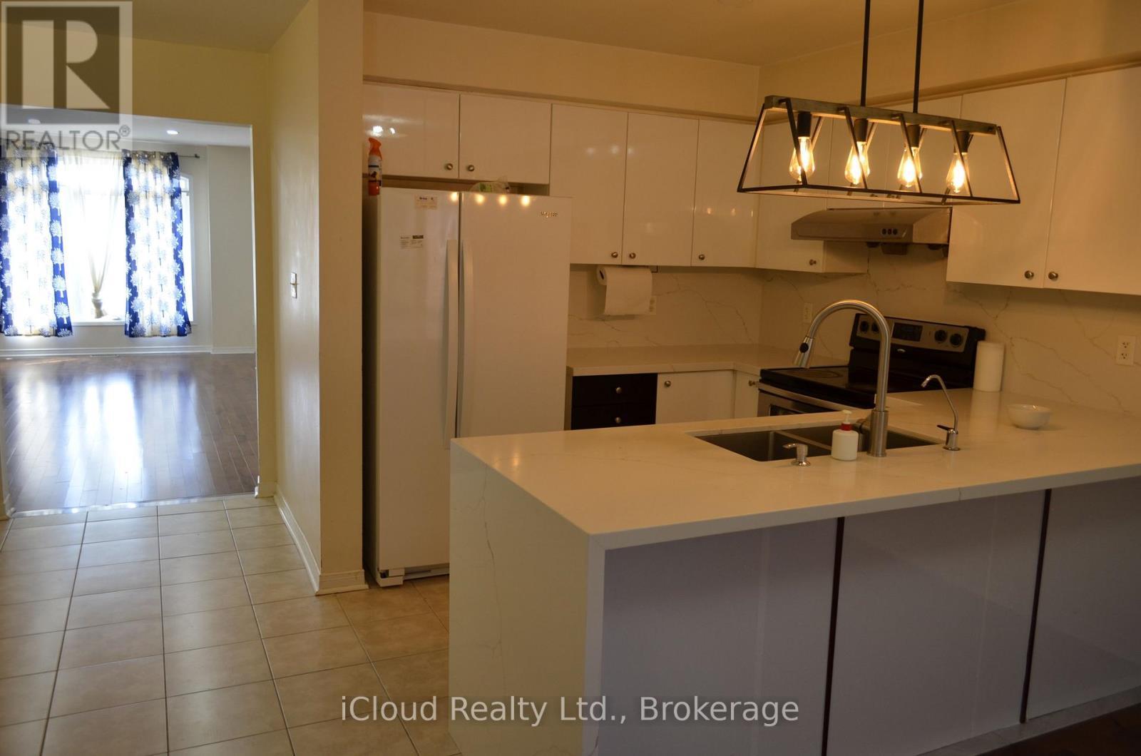 Main/Up - 319 Aspendale Crescent, Mississauga, ON - Indoor Photo Showing Kitchen With Double Sink
