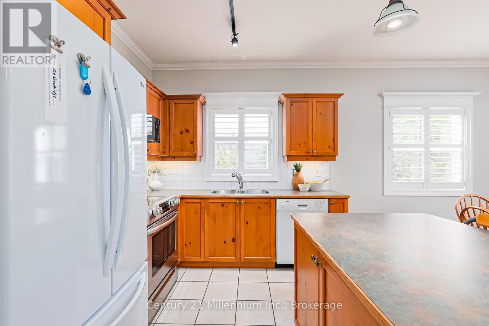 120 - 184 Snowbridge Way, Blue Mountains, ON - Indoor Photo Showing Kitchen With Double Sink