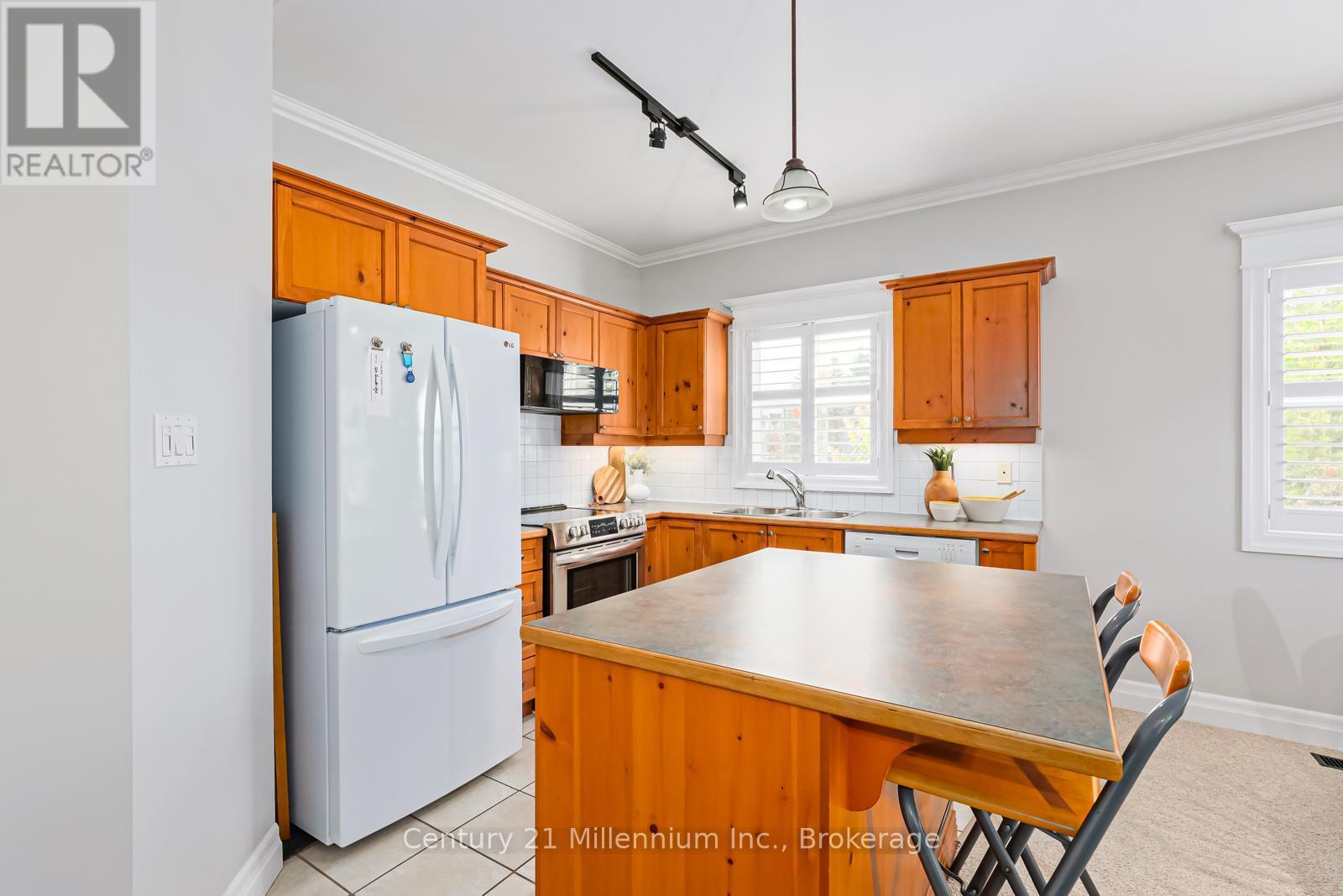 120 - 184 Snowbridge Way, Blue Mountains, ON - Indoor Photo Showing Kitchen