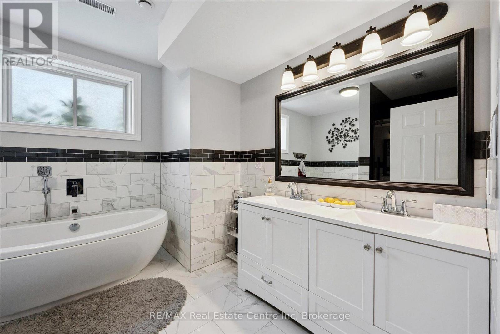 5946 Wellington Rd 86 Road, Woolwich, ON - Indoor Photo Showing Bathroom