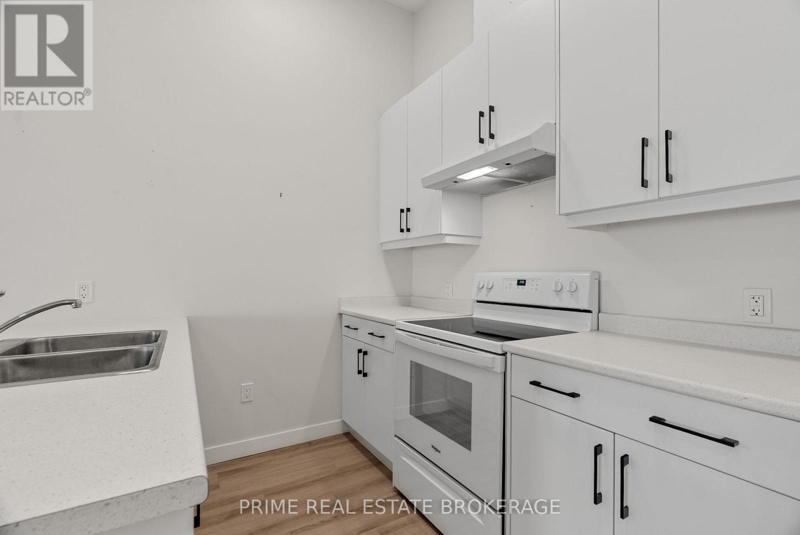 370 William Street, South Huron (Exeter), ON - Indoor Photo Showing Kitchen With Double Sink