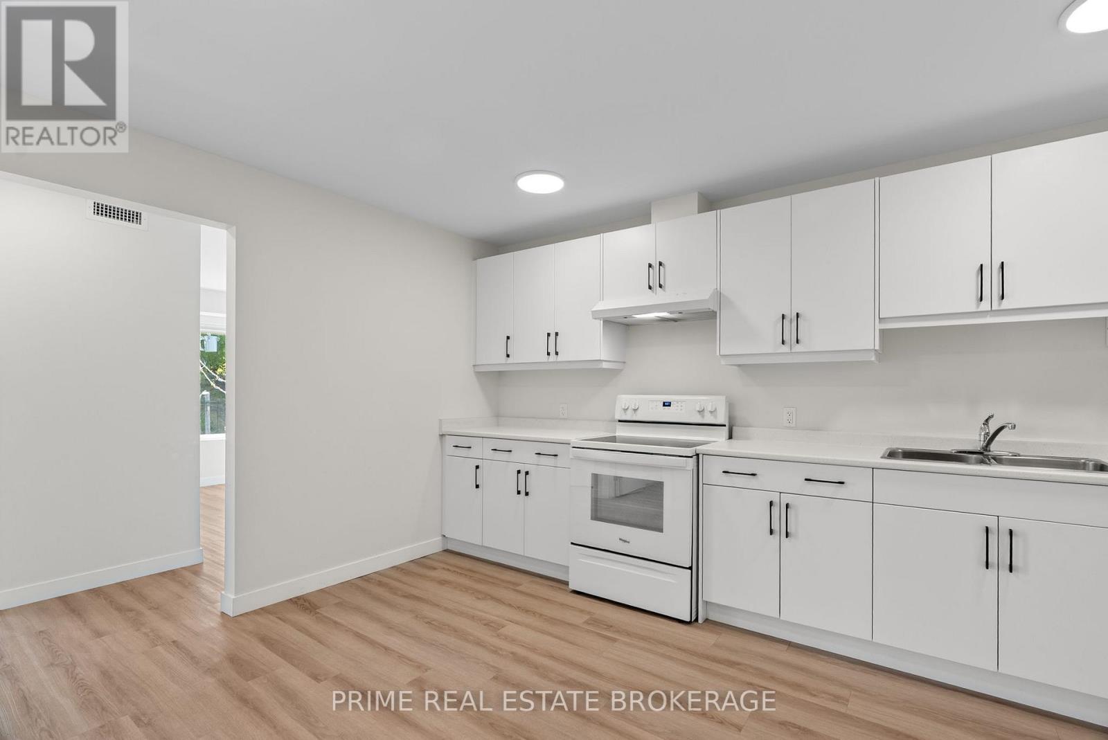 370 William Street, South Huron (Exeter), ON - Indoor Photo Showing Kitchen With Double Sink