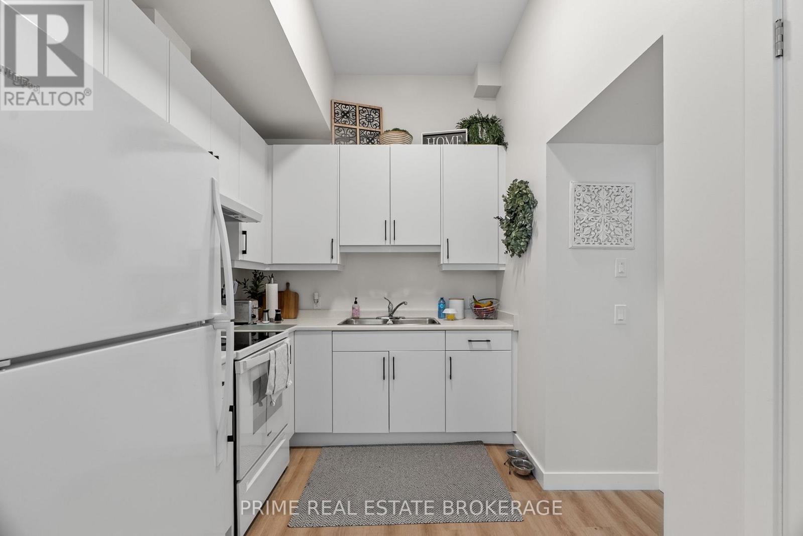 370 William Street, South Huron (Exeter), ON - Indoor Photo Showing Kitchen With Double Sink
