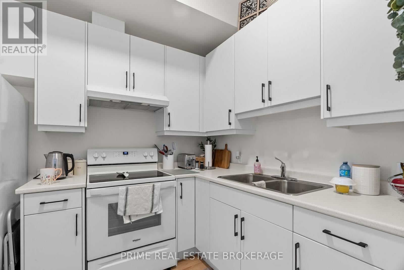 370 William Street, South Huron (Exeter), ON - Indoor Photo Showing Kitchen With Double Sink