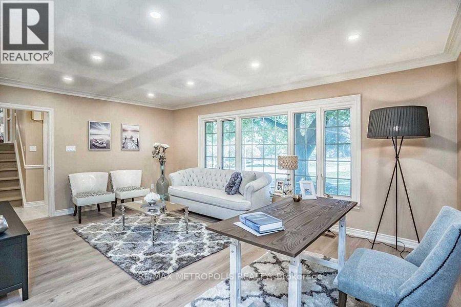 14 Strathroy Crescent, Markham, ON - Indoor Photo Showing Living Room