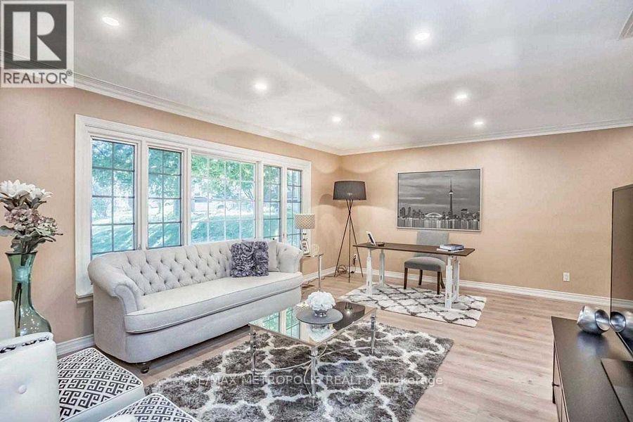 14 Strathroy Crescent, Markham, ON - Indoor Photo Showing Living Room