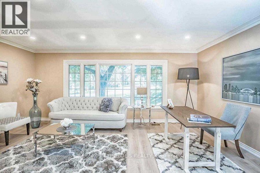 14 Strathroy Crescent, Markham, ON - Indoor Photo Showing Living Room