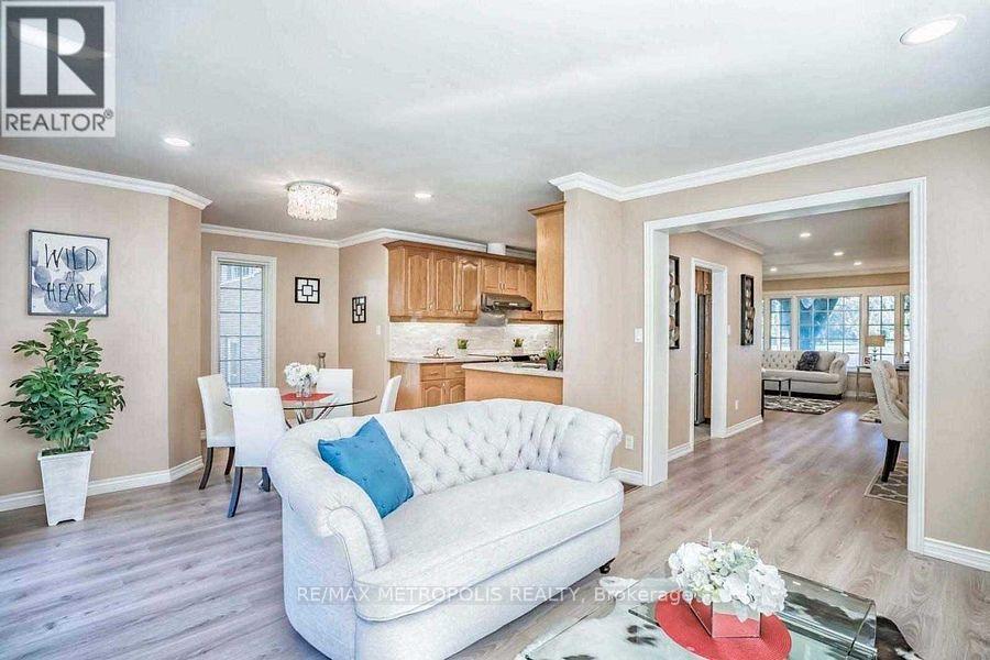 14 Strathroy Crescent, Markham, ON - Indoor Photo Showing Living Room