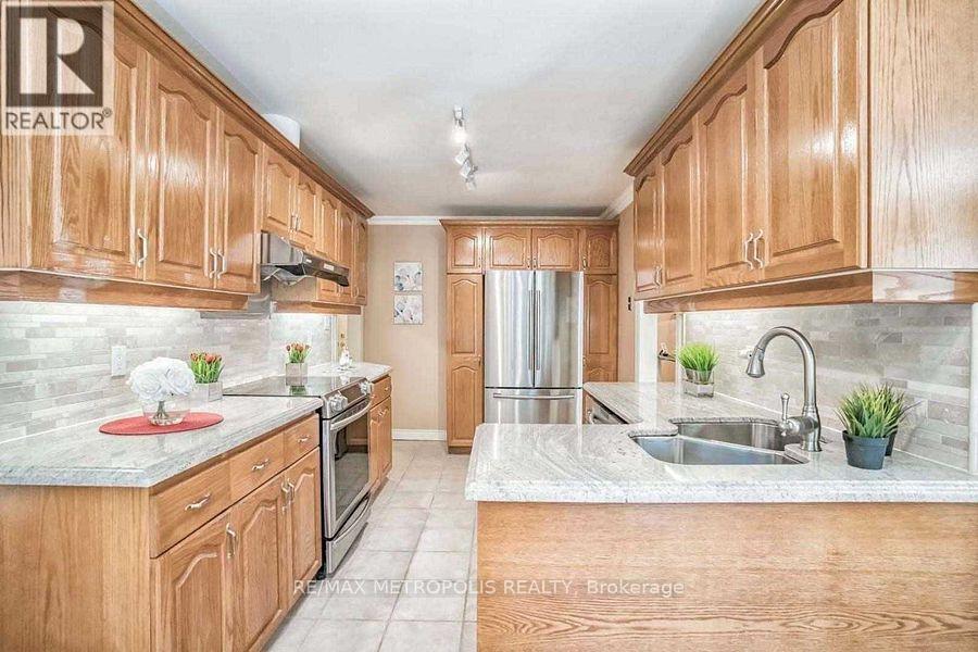 14 Strathroy Crescent, Markham, ON - Indoor Photo Showing Kitchen With Double Sink