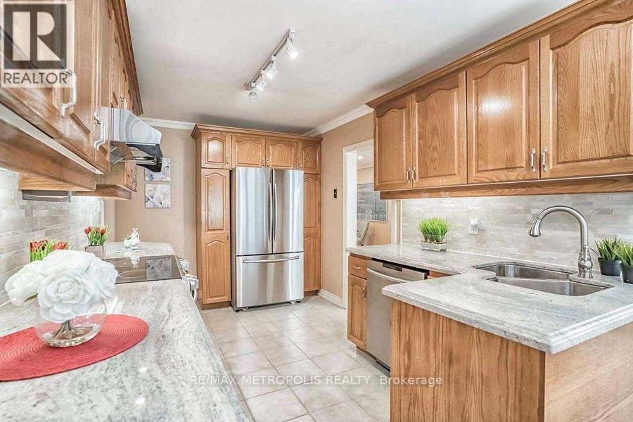 14 Strathroy Crescent, Markham, ON - Indoor Photo Showing Kitchen With Double Sink