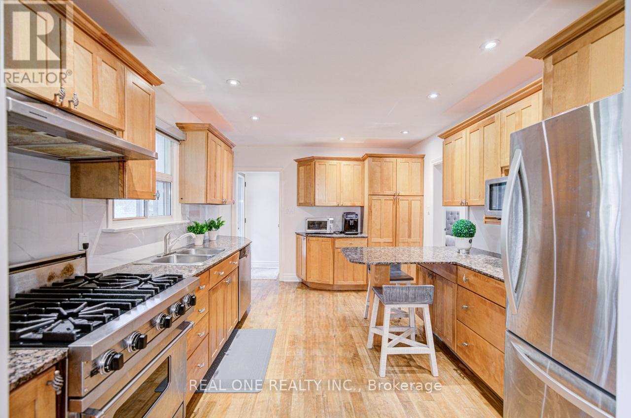 250 Belvenia Road, Burlington, ON - Indoor Photo Showing Kitchen With Upgraded Kitchen