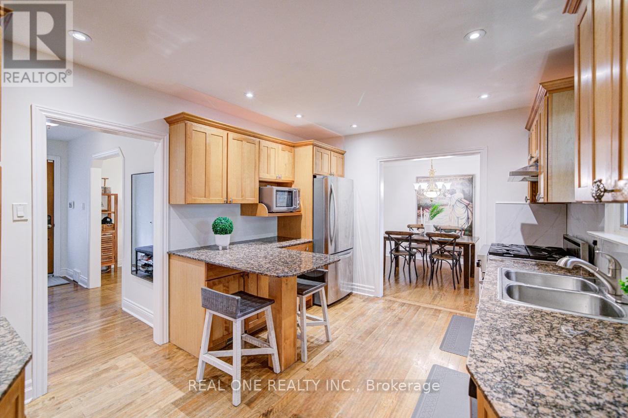 250 Belvenia Road, Burlington, ON - Indoor Photo Showing Kitchen With Double Sink