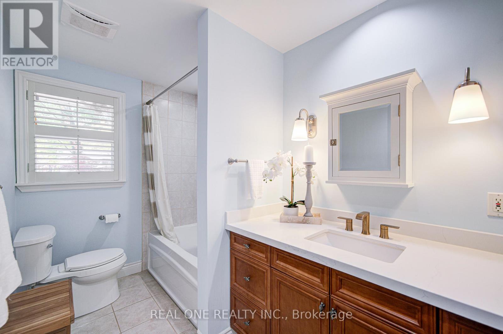250 Belvenia Road, Burlington, ON - Indoor Photo Showing Bathroom