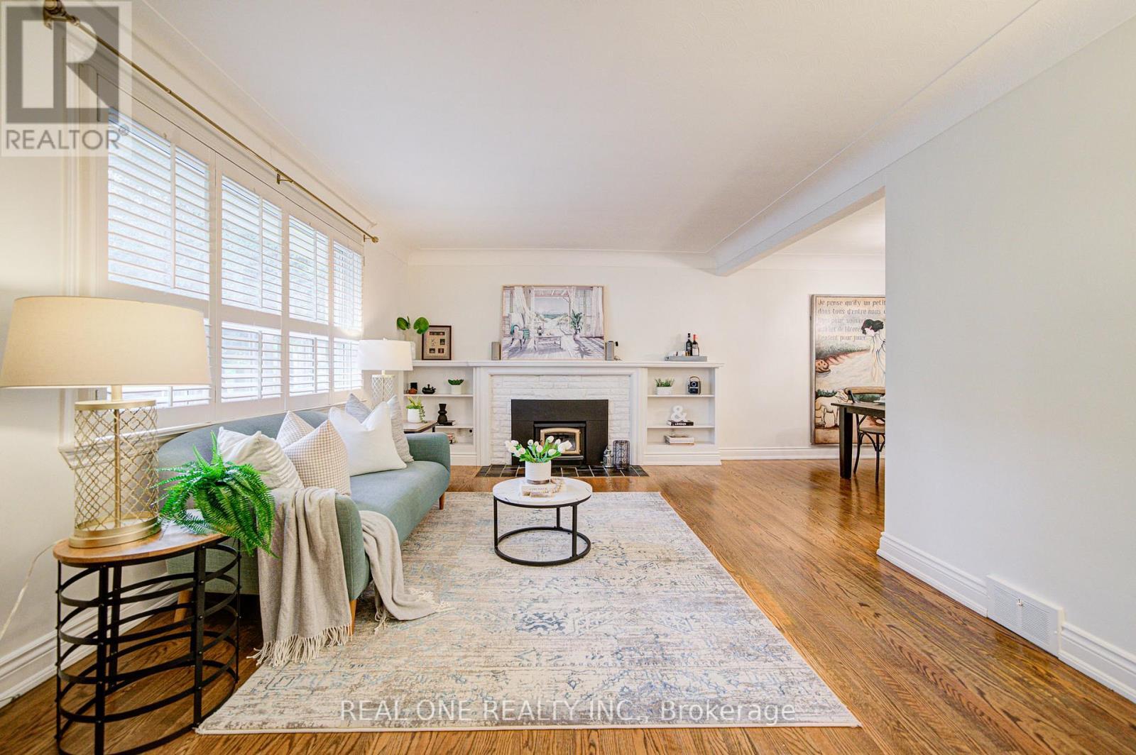 250 Belvenia Road, Burlington, ON - Indoor Photo Showing Living Room With Fireplace