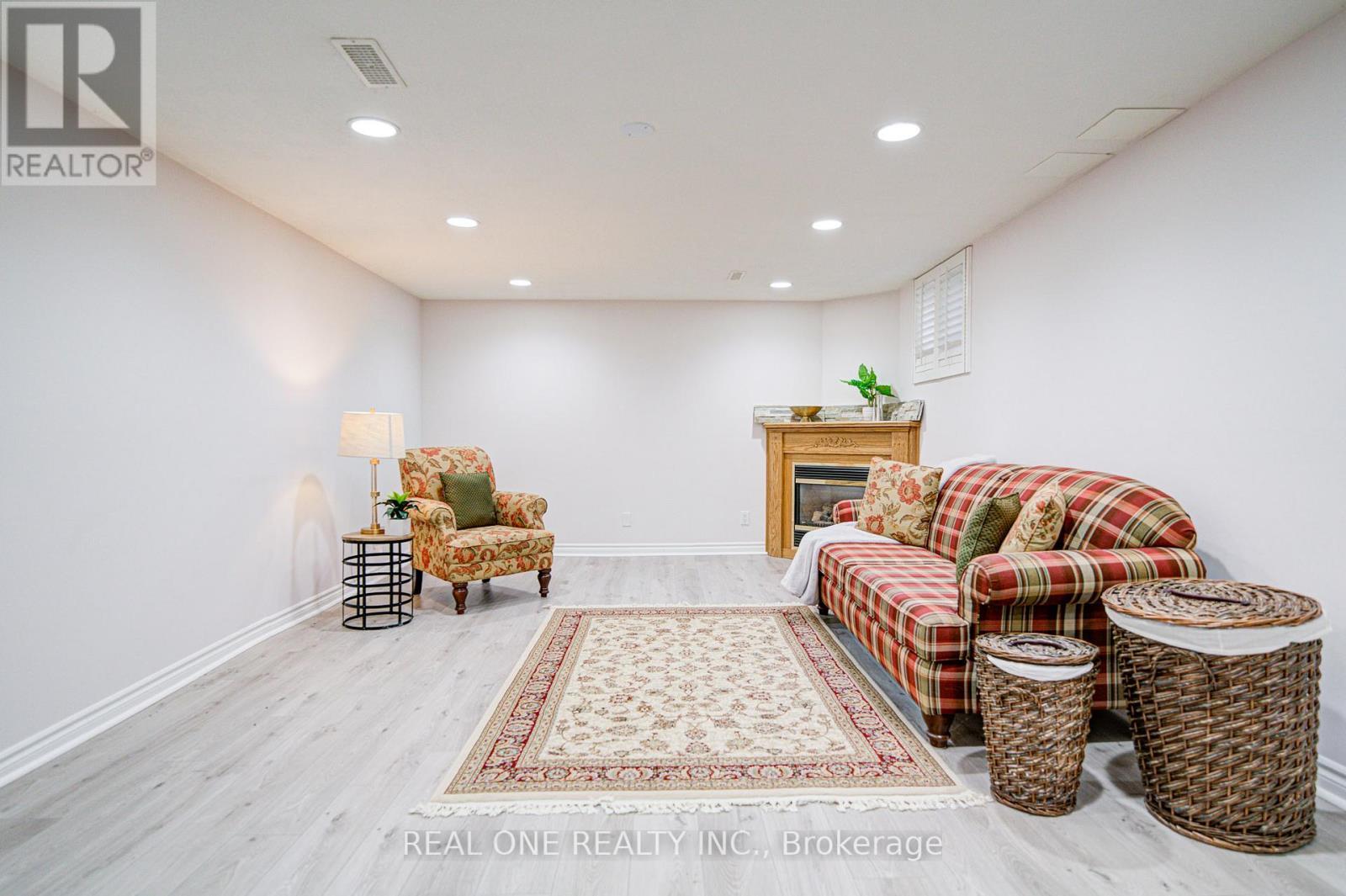 250 Belvenia Road, Burlington, ON - Indoor