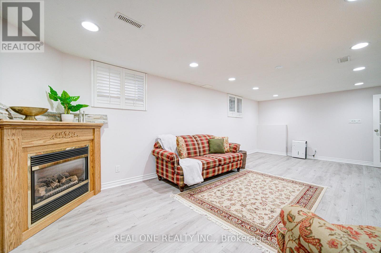 250 Belvenia Road, Burlington, ON - Indoor With Fireplace