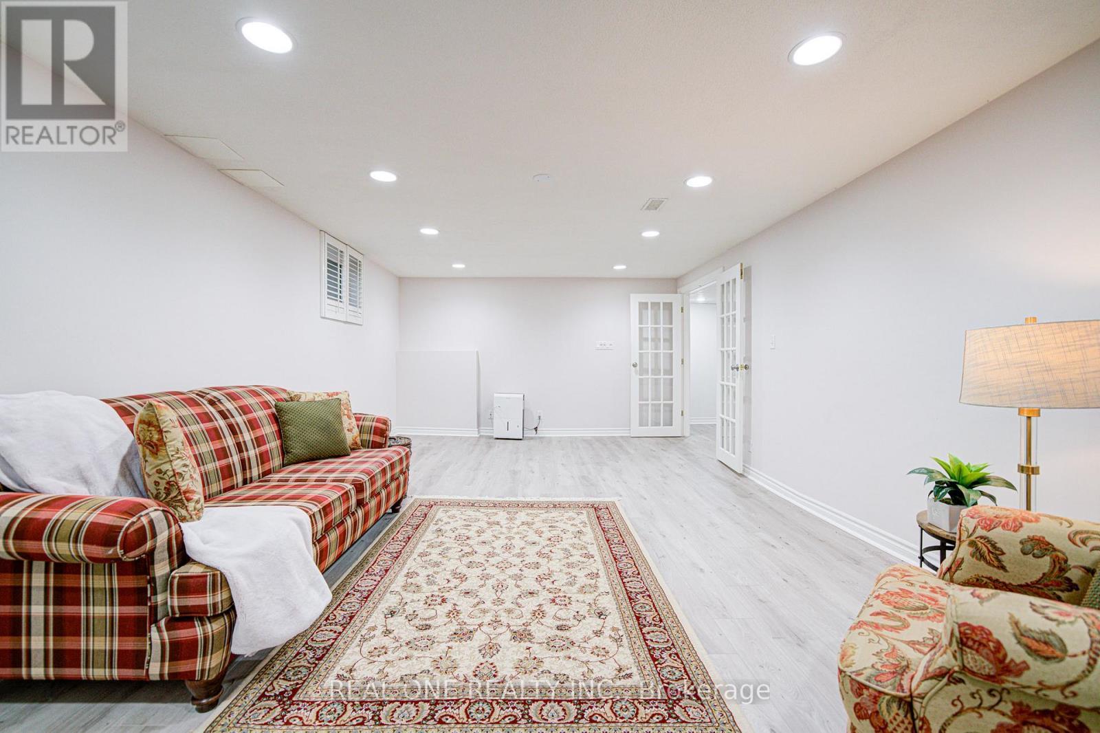 250 Belvenia Road, Burlington, ON - Indoor