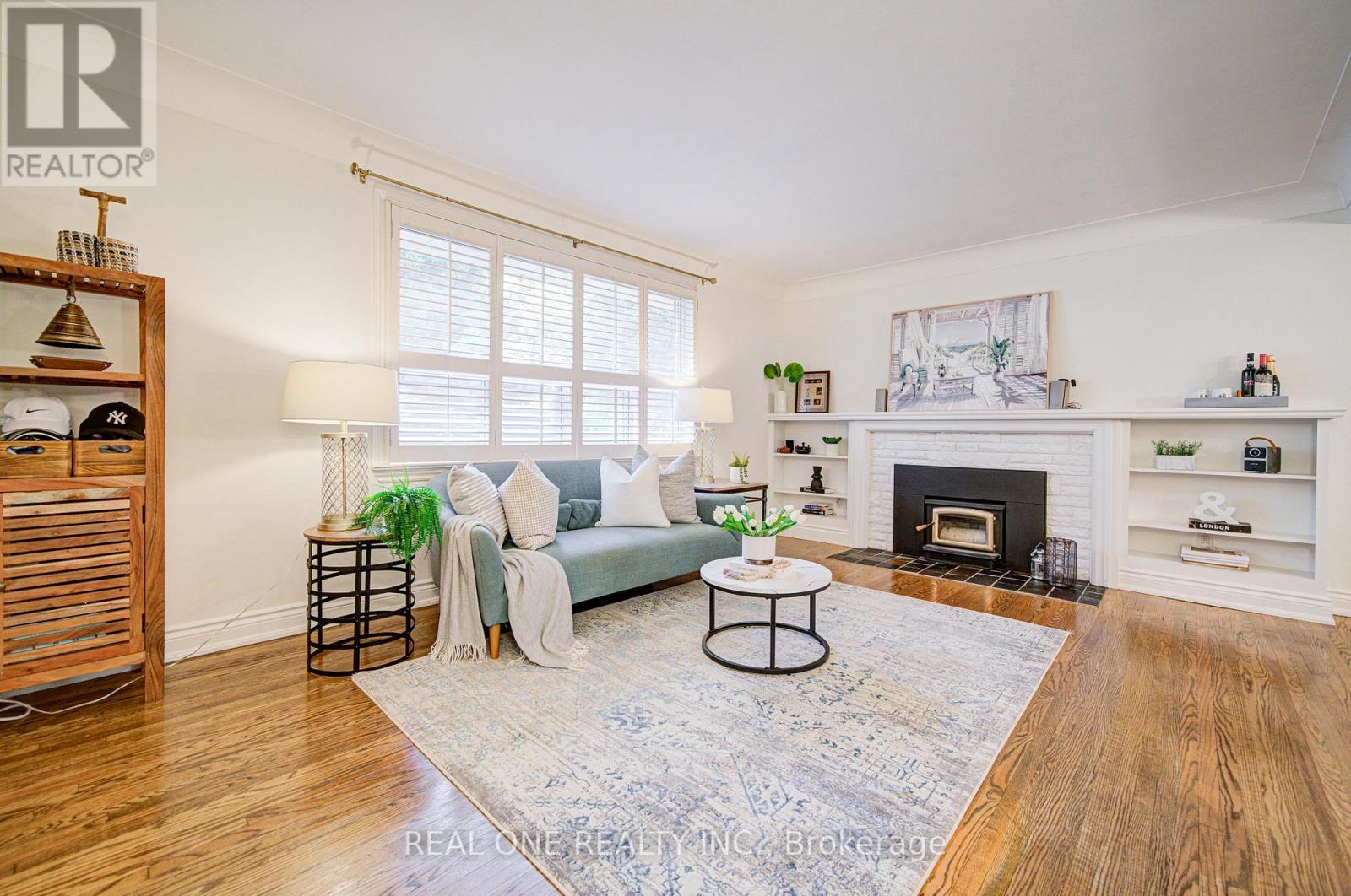 250 Belvenia Road, Burlington, ON - Indoor Photo Showing Living Room With Fireplace