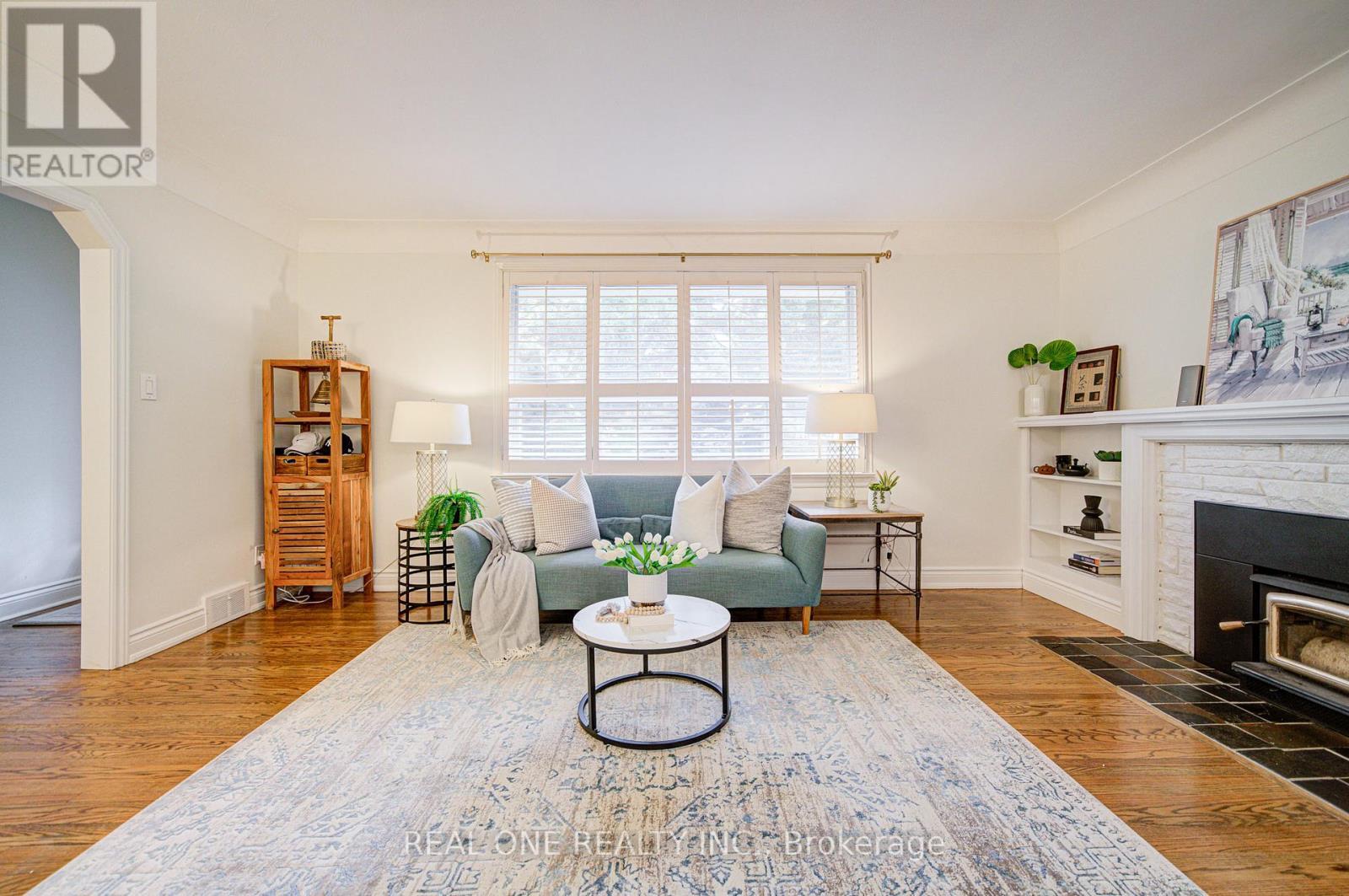 250 Belvenia Road, Burlington, ON - Indoor Photo Showing Living Room With Fireplace