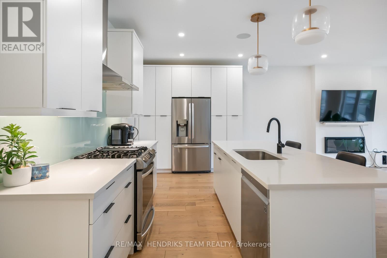 36 - 8974 Willoughby Drive, Niagara Falls (Chippawa), ON - Indoor Photo Showing Kitchen With Upgraded Kitchen