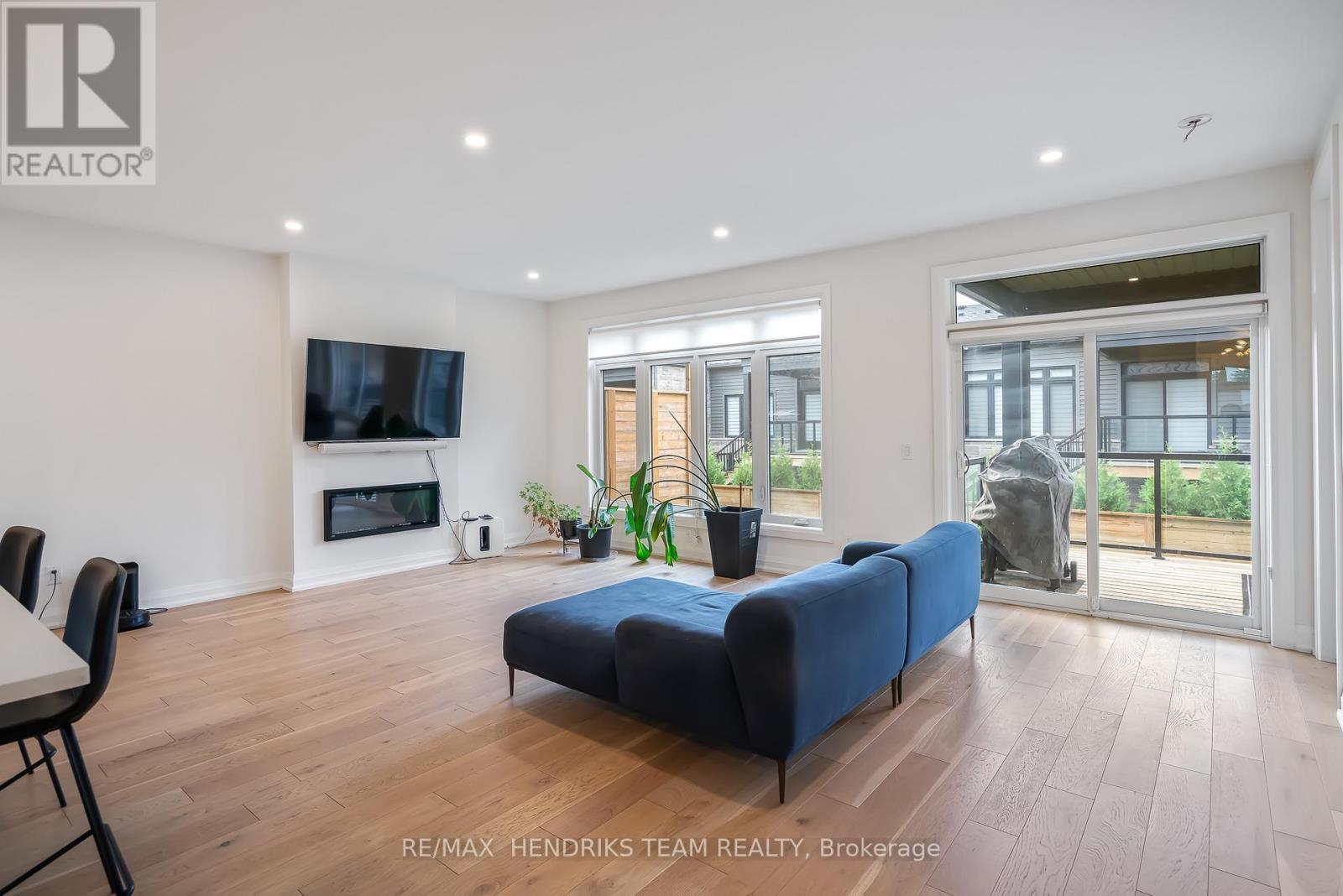 36 - 8974 Willoughby Drive, Niagara Falls (Chippawa), ON - Indoor Photo Showing Living Room With Fireplace