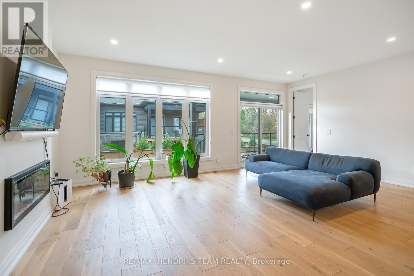 36 - 8974 Willoughby Drive, Niagara Falls (Chippawa), ON - Indoor Photo Showing Living Room With Fireplace