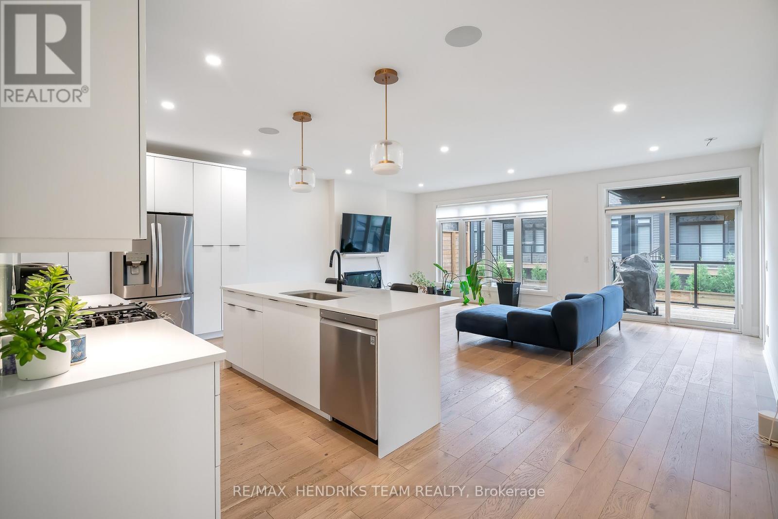 36 - 8974 Willoughby Drive, Niagara Falls (Chippawa), ON - Indoor Photo Showing Kitchen With Upgraded Kitchen
