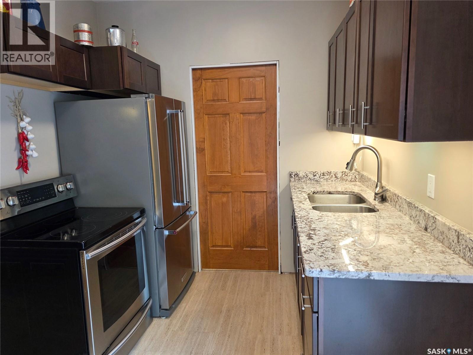 107 Mistusinne Crescent, Mistusinne, SK - Indoor Photo Showing Kitchen With Stainless Steel Kitchen With Double Sink