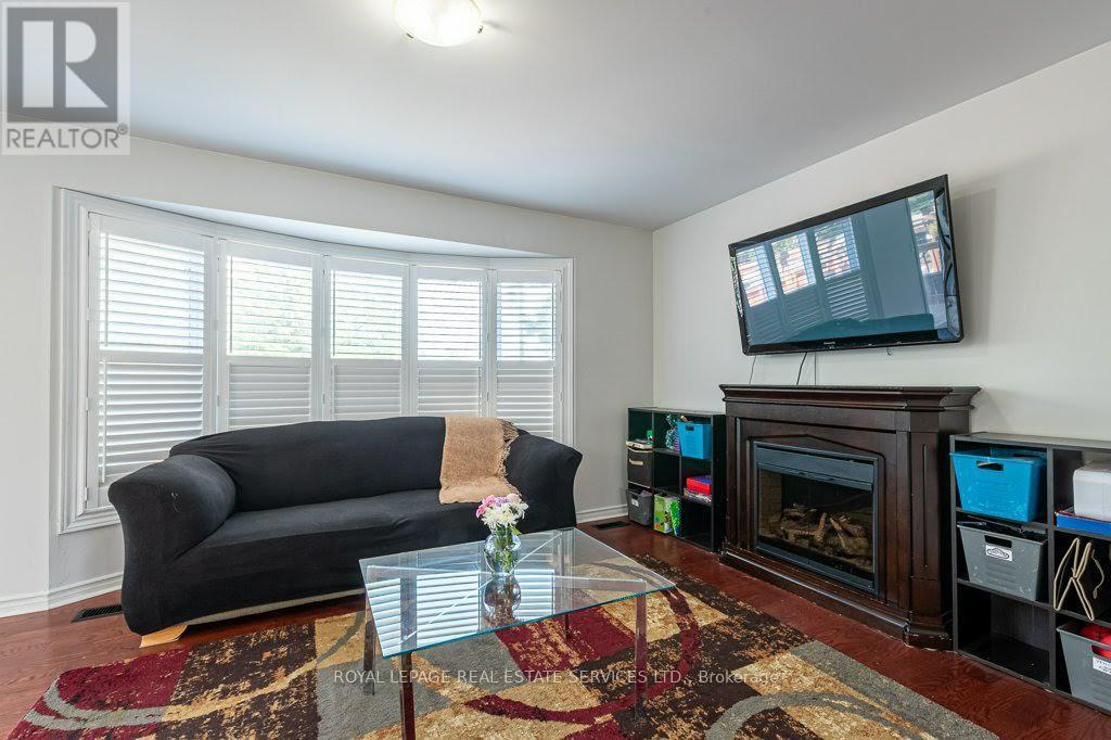 19 Callander Crescent, New Tecumseth, ON - Indoor Photo Showing Living Room With Fireplace