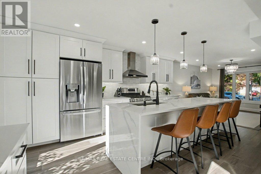 166 Westvale Drive, Waterloo, ON - Indoor Photo Showing Kitchen With Upgraded Kitchen