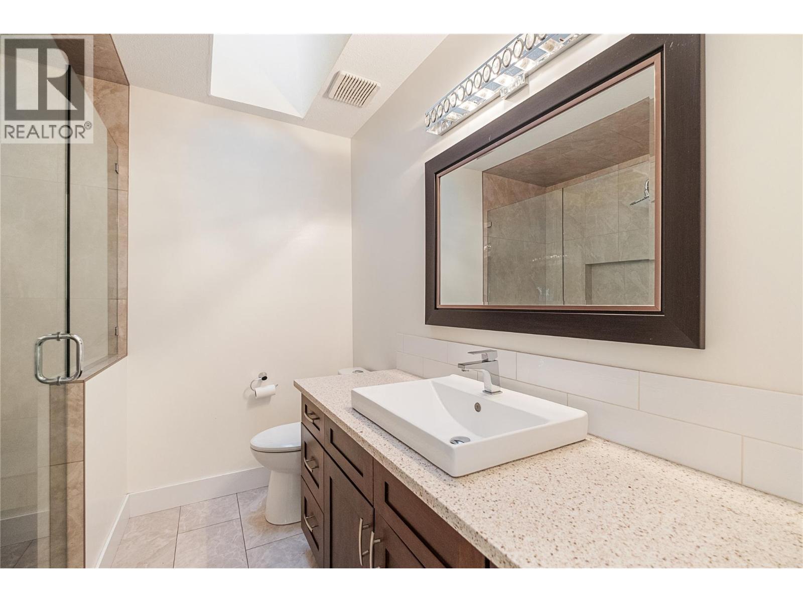 970 Keyes Court, Rutland, BC - Indoor Photo Showing Bathroom