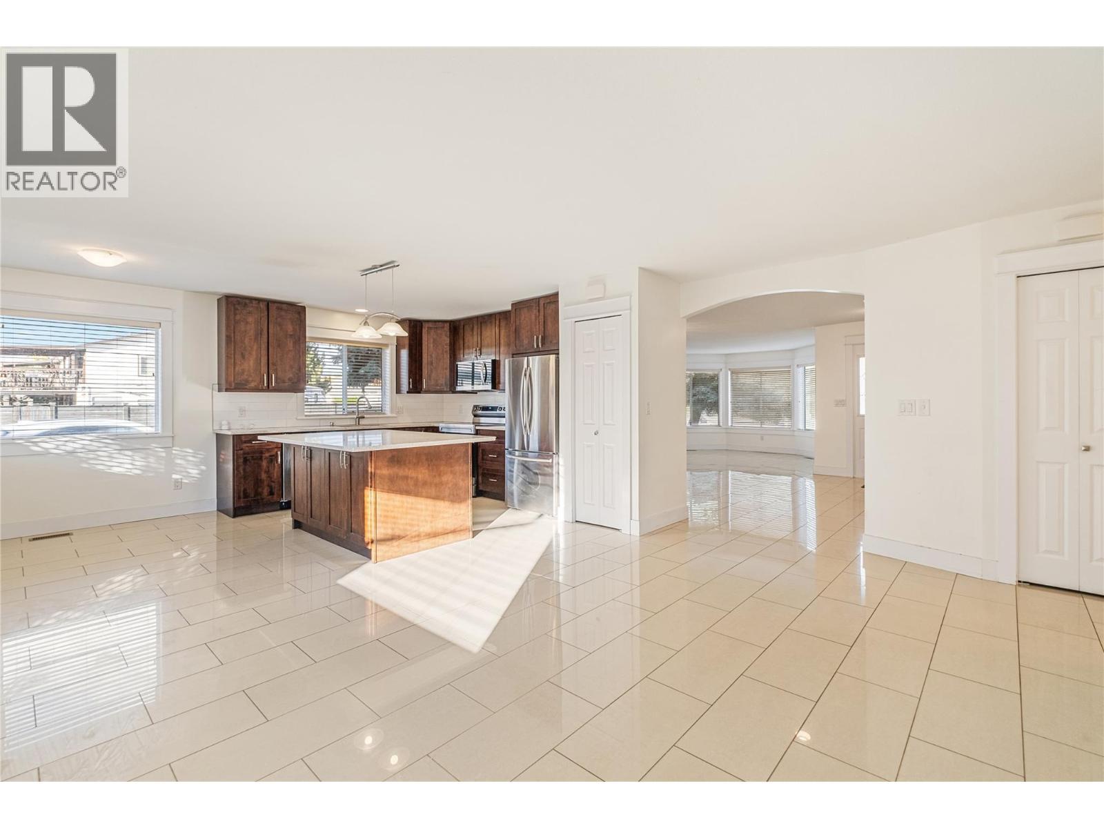 970 Keyes Court, Rutland, BC - Indoor Photo Showing Kitchen