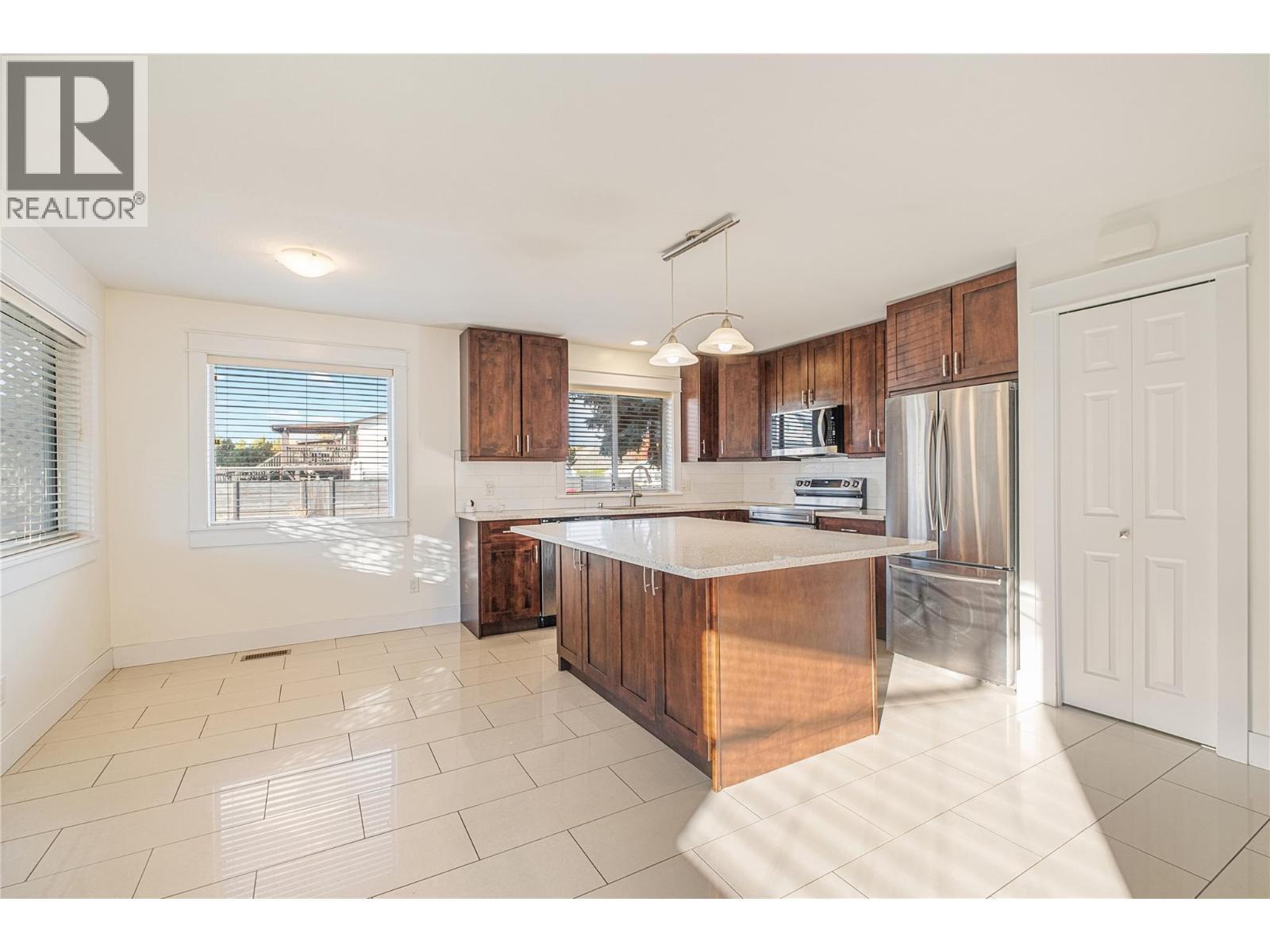 970 Keyes Court, Rutland, BC - Indoor Photo Showing Kitchen