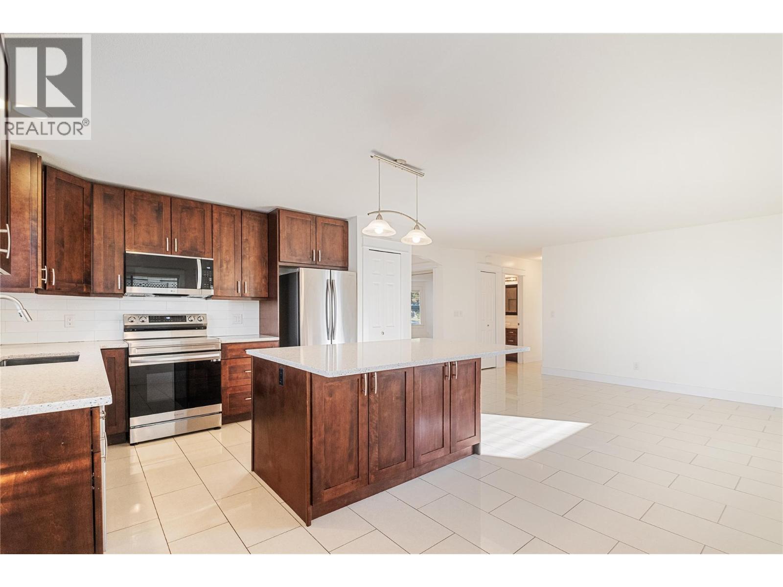 970 Keyes Court, Rutland, BC - Indoor Photo Showing Kitchen