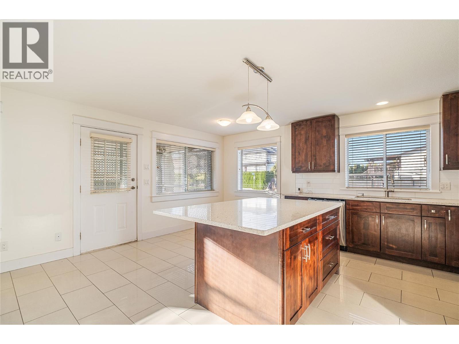 970 Keyes Court, Rutland, BC - Indoor Photo Showing Kitchen