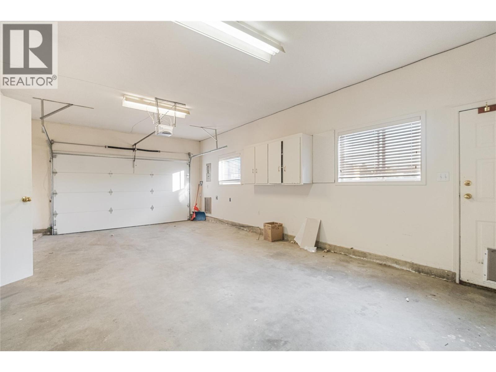 970 Keyes Court, Rutland, BC - Indoor Photo Showing Garage