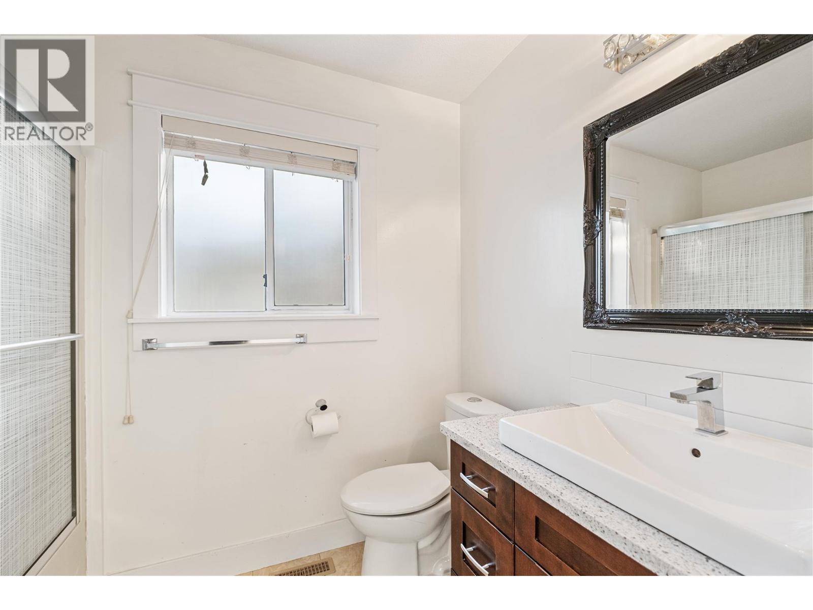 970 Keyes Court, Rutland, BC - Indoor Photo Showing Bathroom