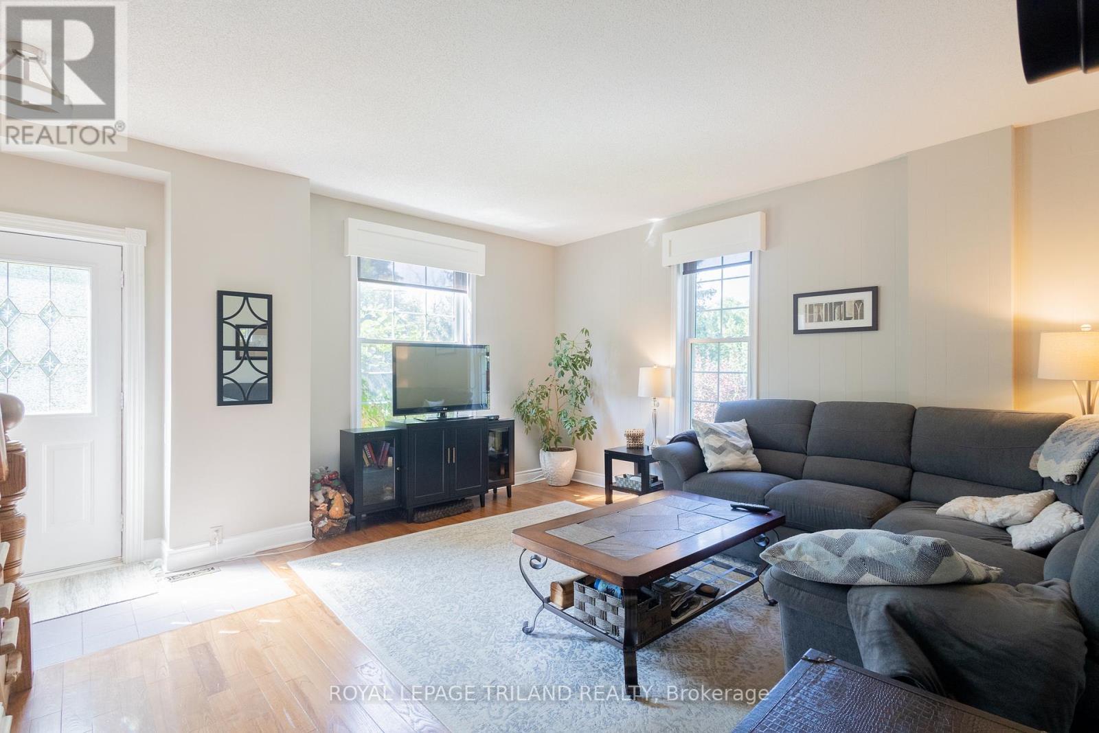 264 George Street, North Middlesex (Parkhill), ON - Indoor Photo Showing Living Room