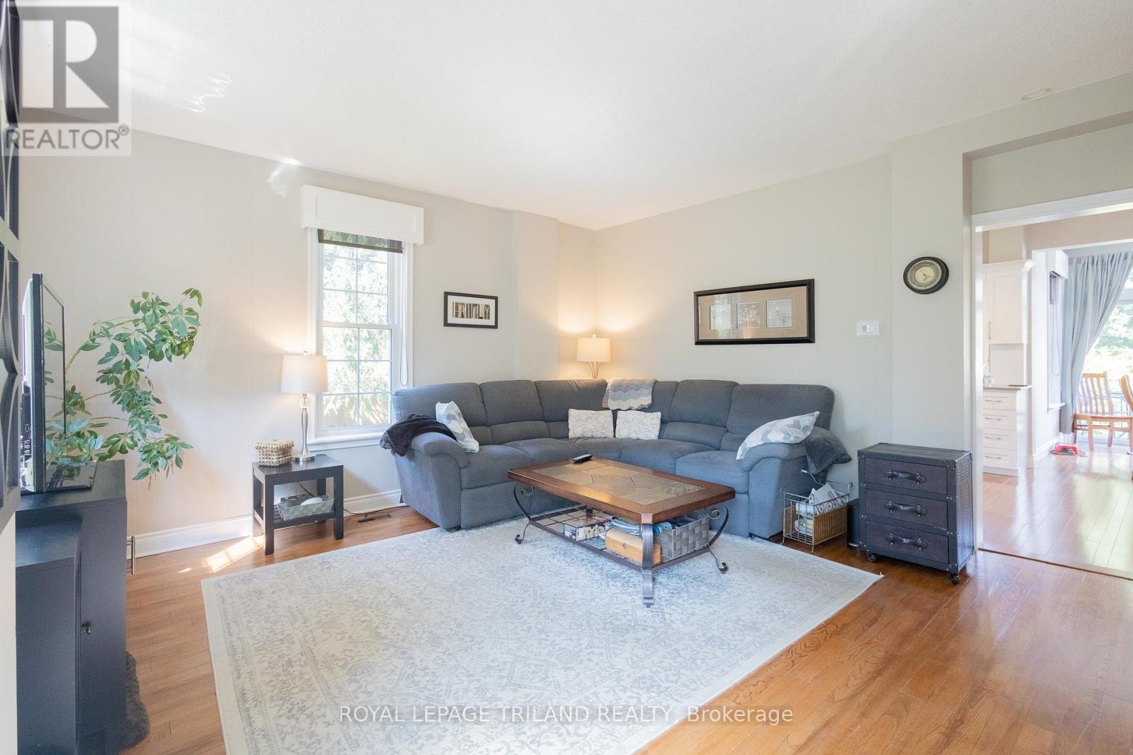 264 George Street, North Middlesex (Parkhill), ON - Indoor Photo Showing Living Room