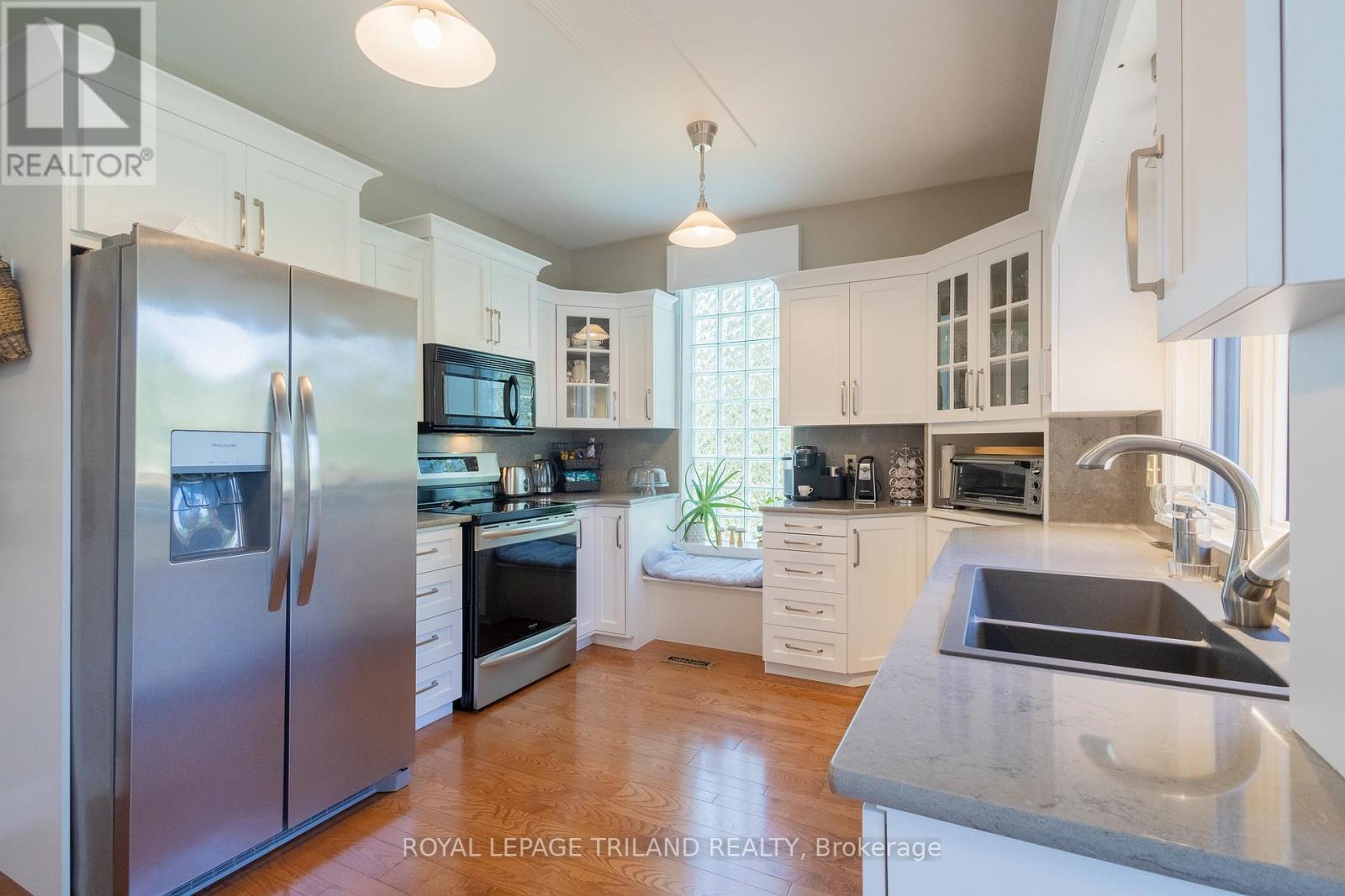 264 George Street, North Middlesex (Parkhill), ON - Indoor Photo Showing Kitchen With Double Sink