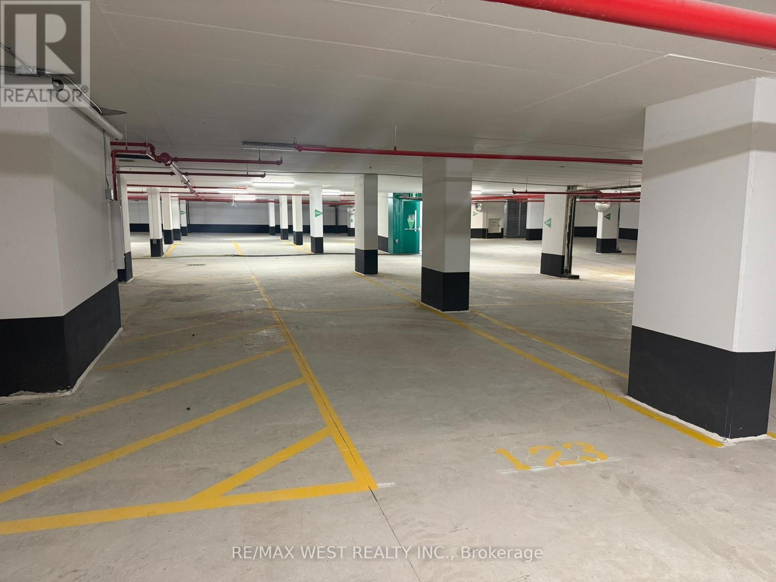 228 - 1007 The Queensway, Toronto, ON - Indoor Photo Showing Garage