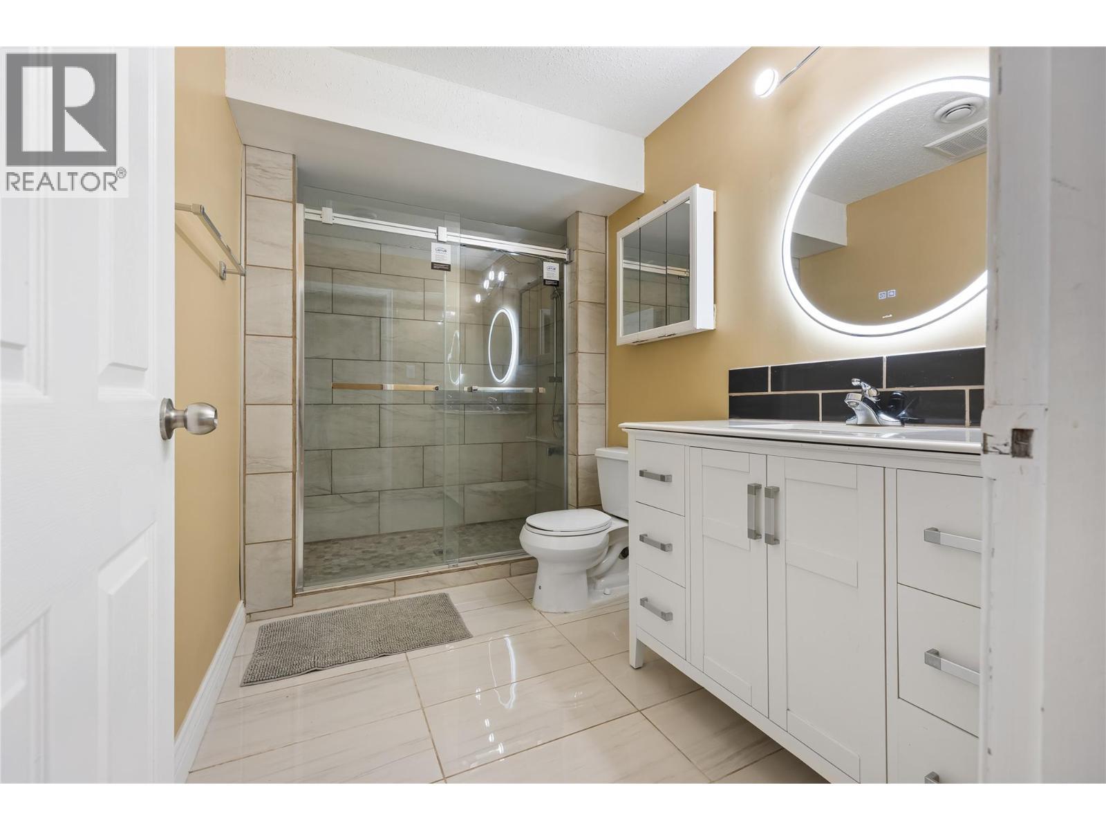 2424 Crawford Street, Creston, BC - Indoor Photo Showing Bathroom