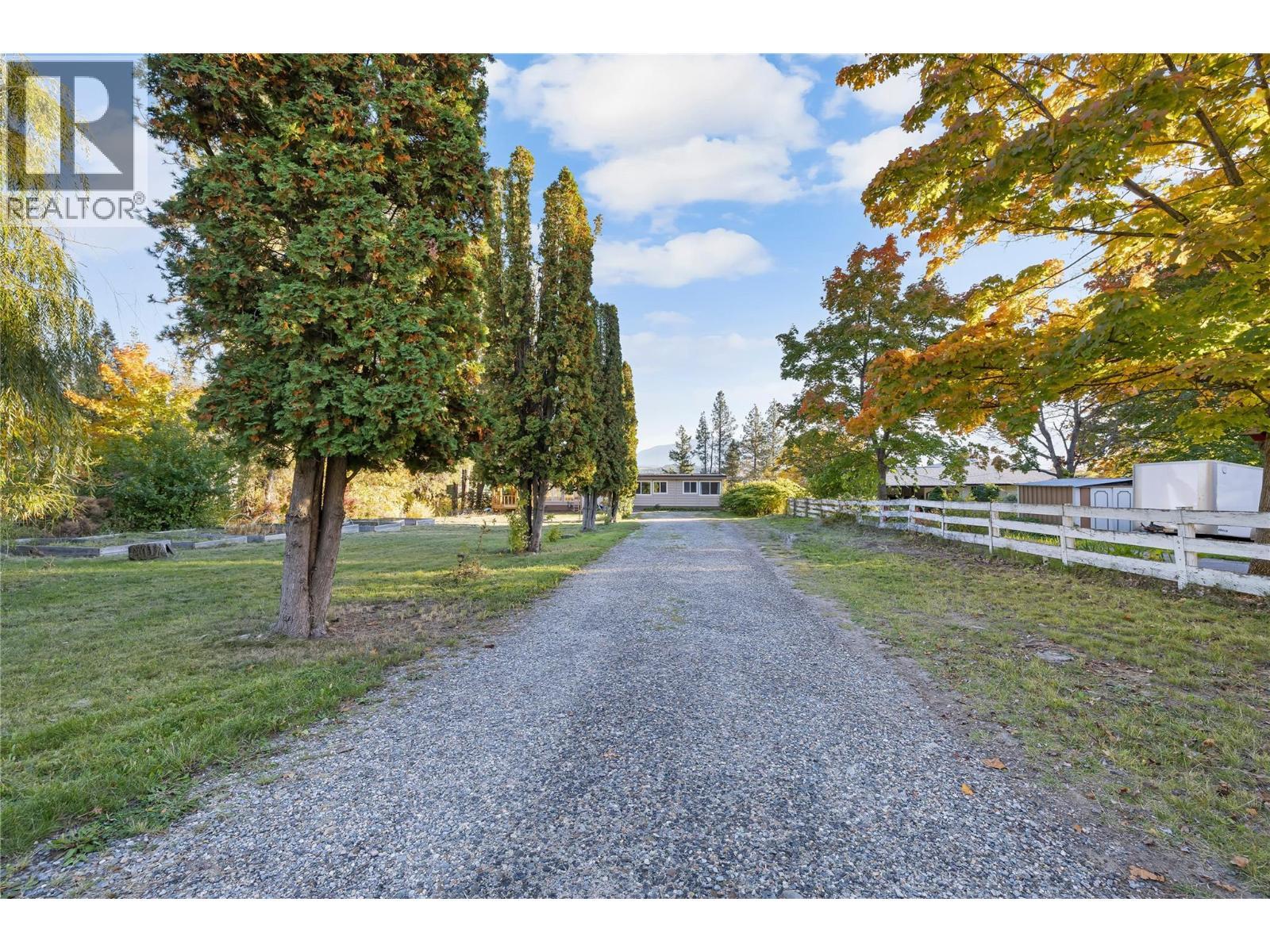 2424 Crawford Street, Creston, BC - Outdoor With View